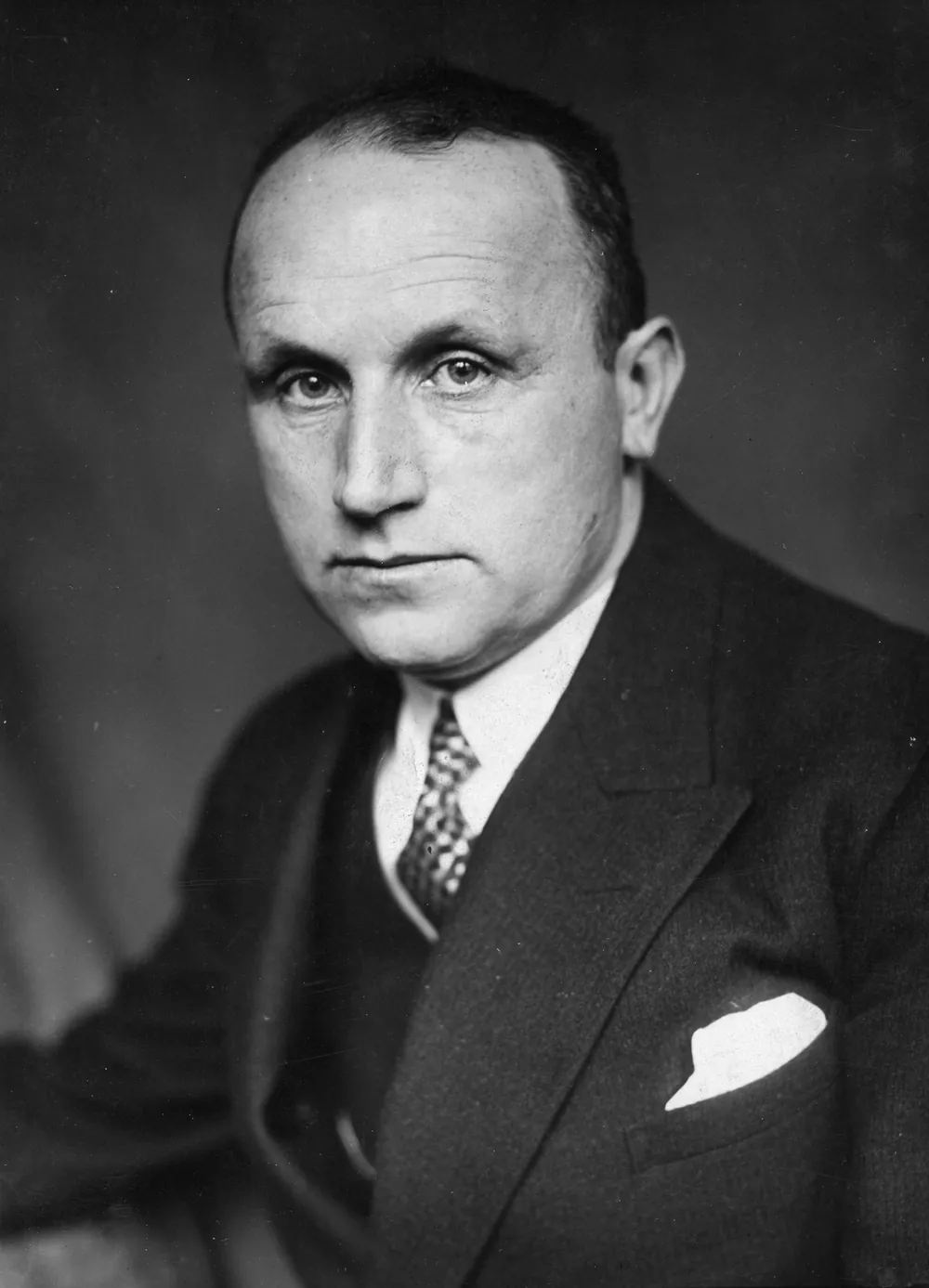 Ferdinand Friedensburg um 1926: Schwarz-Weiß-Porträt im dunklen Anzug mit gemusterter Krawatte