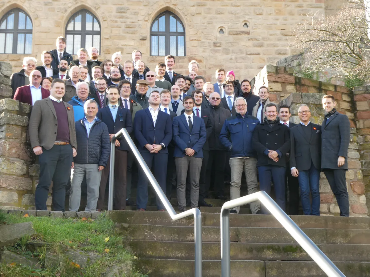 Gruppenfoto der Teilnehmenden des Hermann-Ehlers-Symposions 2023 auf der Treppe vor dem Hambacher Schloss