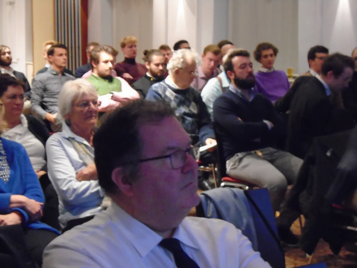 Publikum eines Hermann-Ehlers-Symposions: Teilnehmende verschiedener Generationen verfolgen aufmerksam einen Vortrag